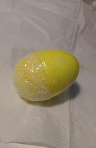 Learn how to make this Easter egg decoration at ticktacktwine