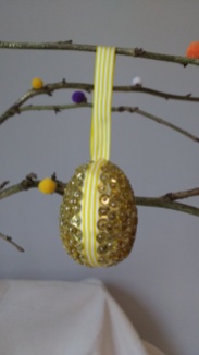 Learn how to make this sequin egg decoration at ticktacktwine