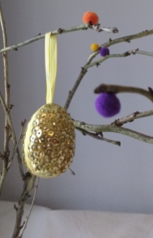 Learn how to make this sequin Easter egg decoration at ticktacktwine