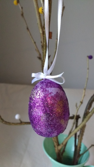 Learn how to make a Glitter Easter ornament