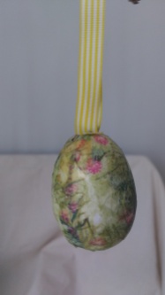 Learn how to make this Easter egg decoration at ticktacktwine