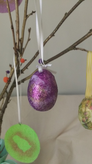Learn how to make this Easter Tree at ticktacktwine
